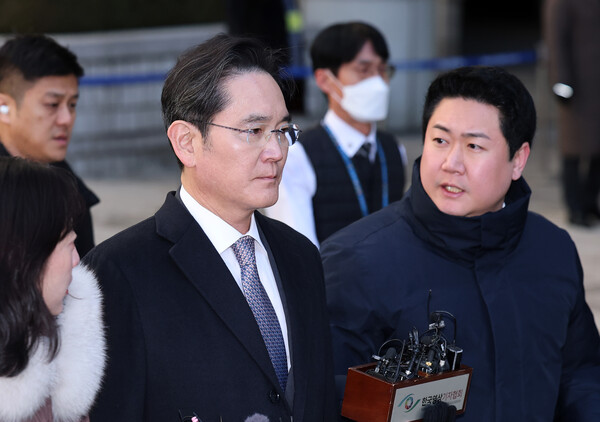 이재용 삼성전자 회장이 3일 오후 서울 서초구 서울고등법원에서 열린 '경영권 불법 승계' 의혹 자본시장과금융투자업에관한법률위반등 항소심 선고공판에서 무죄를 선고받은 후 법정을 나서고 있다. / 뉴스1