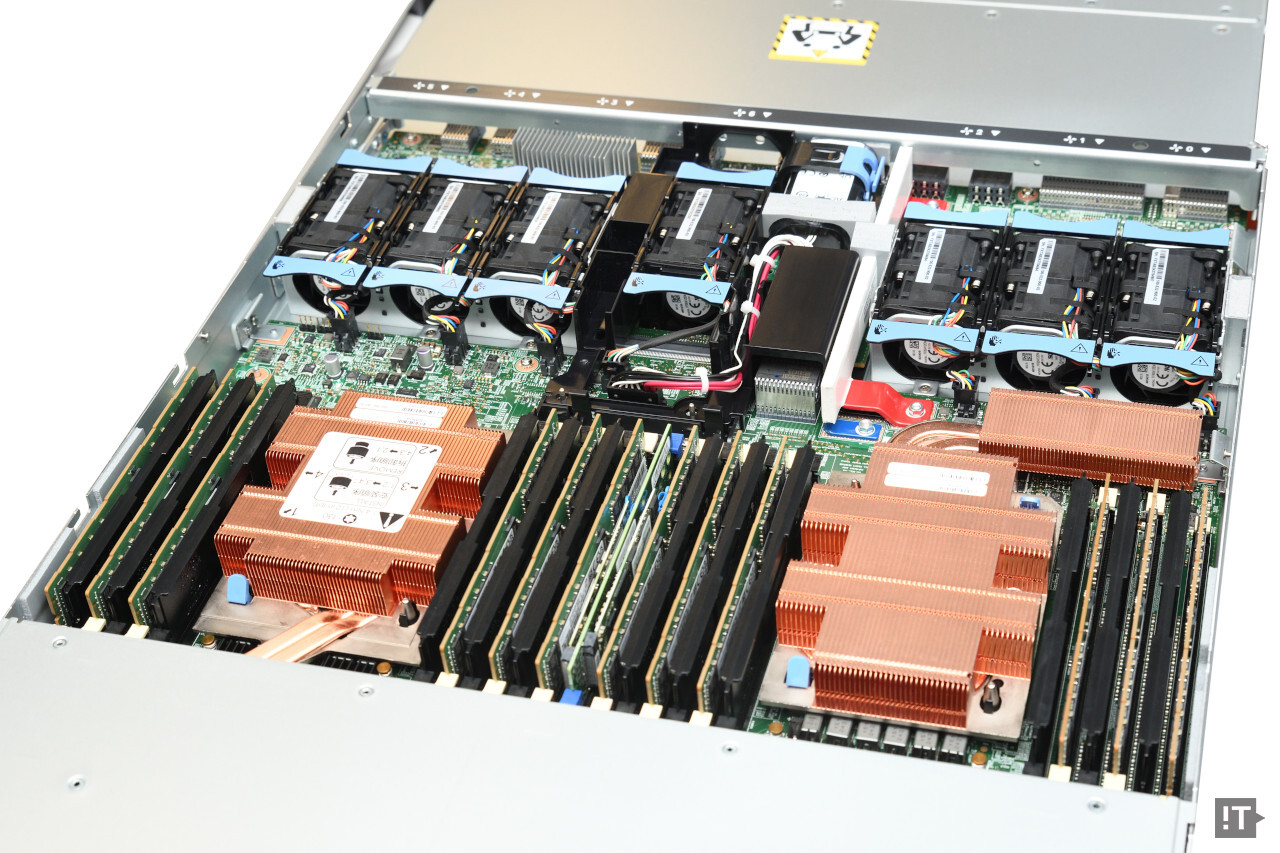 컨트롤러 당 32코어와 384GB 메모리가 장착됐다 / 권용만 기자