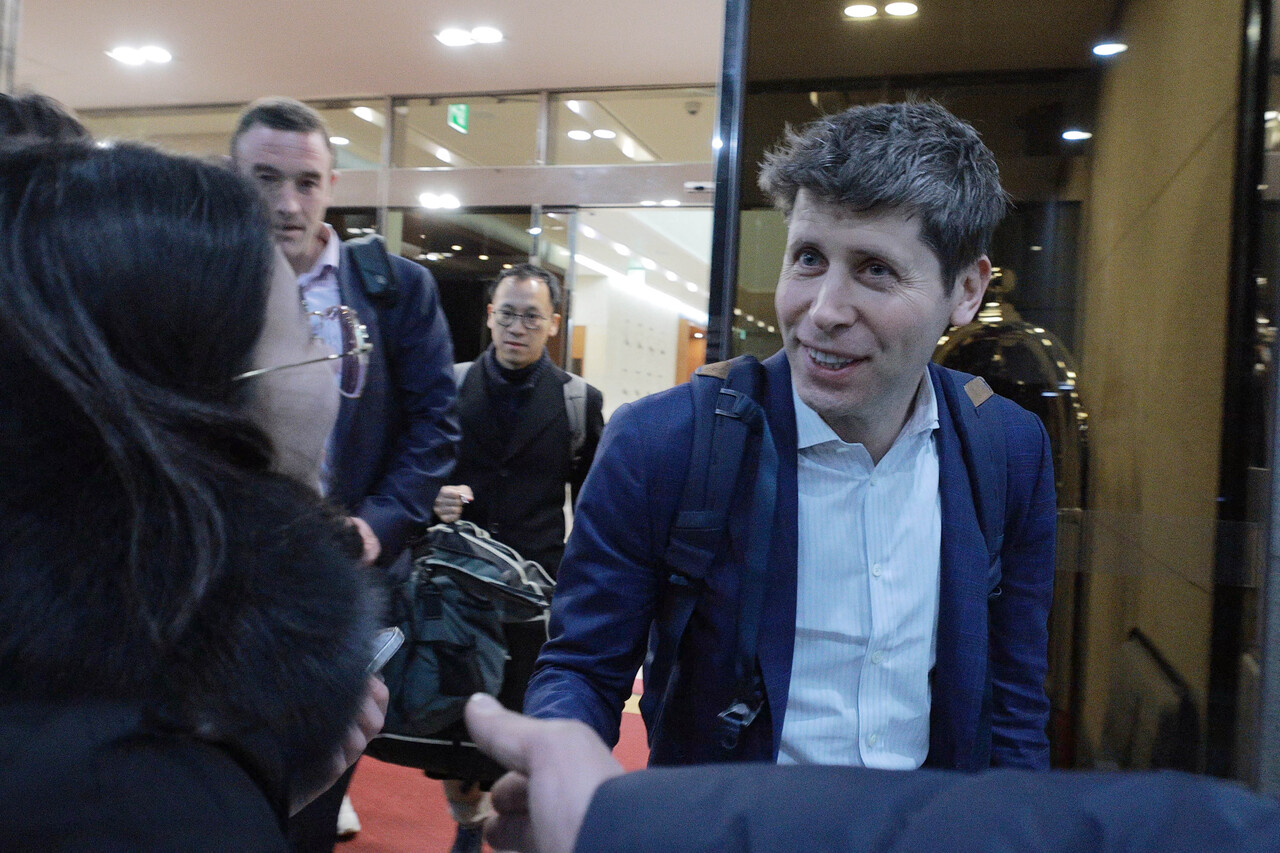 샘 알트만 오픈AI 최고경영자(CEO)가 3일 오후 서울 강서구 서울김포비즈니스항공센터를 통해 방한하고 있다. / 뉴스1