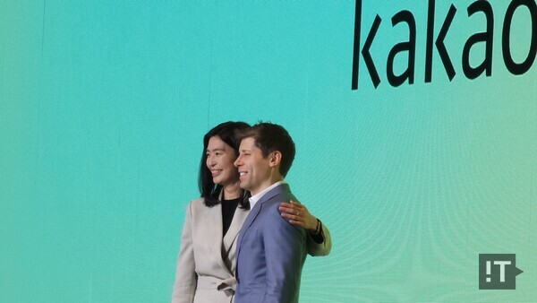 왼쪽부터 정신아 카카오 대표, 샘 알트만 오픈AI CEO가 기념사진을 촬영하고 있다. / 변인호 기자