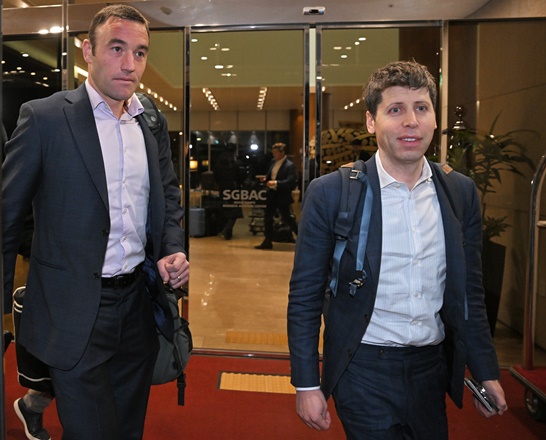 챗GPT 개발사 오픈AI의 샘 올트먼 최고경영자(CEO)가 3일 오후 서울 강서구 서울김포비즈니스항공센터를 통해 방한하고 있다. / 뉴스1