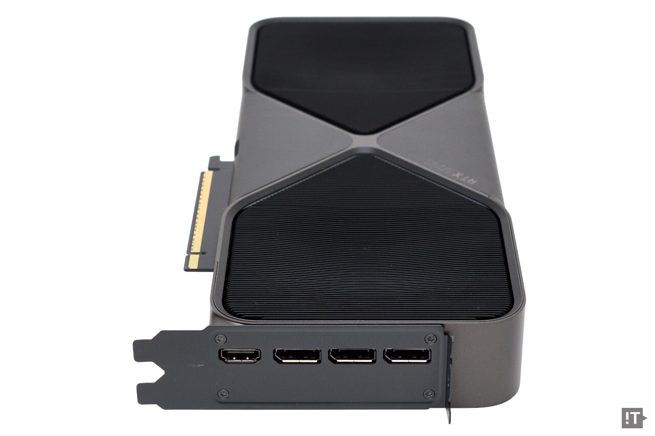 이전 세대보다 얇은 ‘2슬롯’ 두께 디자인이 눈에 띈다. / 권용만 기자