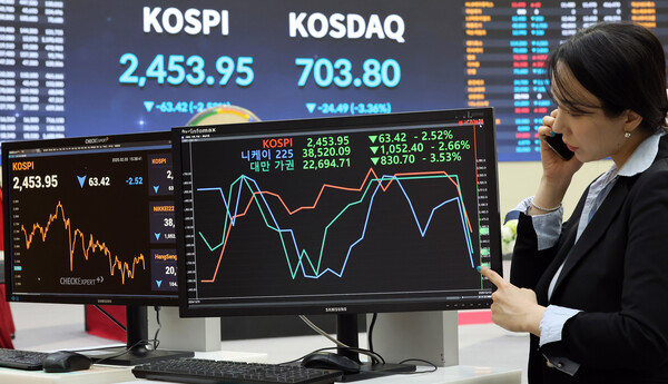 3일 오전 서울 중구 하나은행 본점 딜링룸 전광판에 삼성전자와 SK 하이닉스의 시황이 표시되고 있다.  / 사진 = 뉴스1 