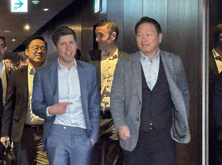 최태원 SK그룹 회장과 샘 올트먼 오픈AI 최고경영자(CEO)가 4일 서울 중구 플라자 호텔에서 회동을 마친 뒤 함께 이동하고 있다. (공동취재단)/ 뉴스1