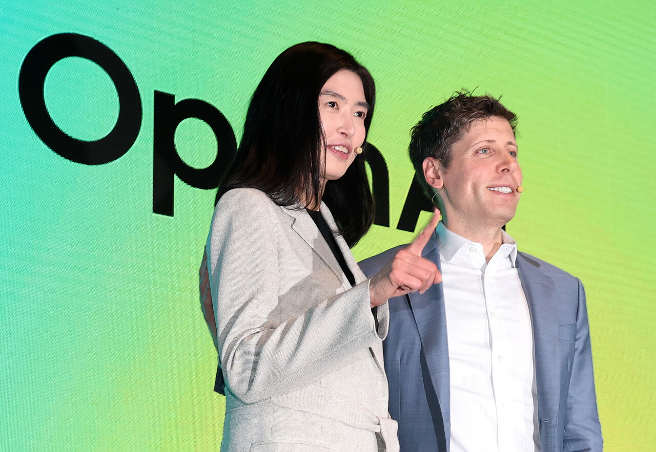 정신아 카카오 대표와 챗GPT 개발사 오픈AI의 샘 올트먼 최고경영자(CEO)가 4일 서울 중구 플라자호텔에서 열린 전략적 제휴 체결 공동 기자간담회에서 포즈를 취하고 있다. / 뉴스1