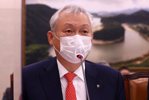 2020년 국회에 출석, 옴티머스 관련 질의에 답하는 정영채 전 NH투자증권 대표/뉴스1