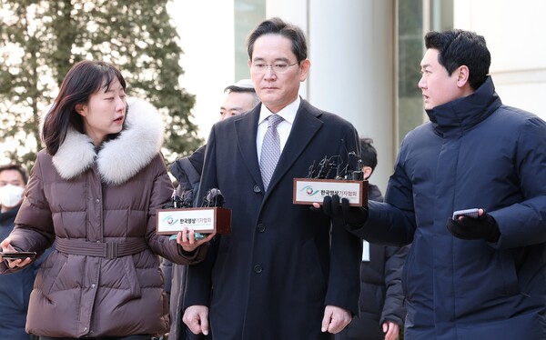 이재용 삼성전자 회장이 지난 3일 오후 서울 서초구 서울고등법원에서 열린 '경영권 불법 승계' 의혹 자본시장과금융투자업에관한법률위반등 항소심 선고공판에서 무죄를 선고받은 후 법정을 나서고 있다 / 뉴스1