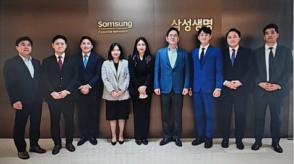 지난 2022년 이재용 삼성전자 회장(왼쪽에서 여섯번째)이 삼성생명 지점장들과 간담회를 갖고 기념촬영하고 있다 / 조선DB