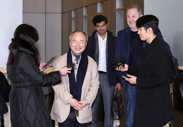 손정의 소프트뱅크그룹 회장과 르네하스 ARM 회장이 지난 4일 서울 서초구 삼성전자 사옥에서 이재용 삼성전자 회장과 샘 올트먼 오픈AI 최고경영자(CEO)와의 회동을 마친 후 취재진의 질문에 답하고 있다 /뉴스1