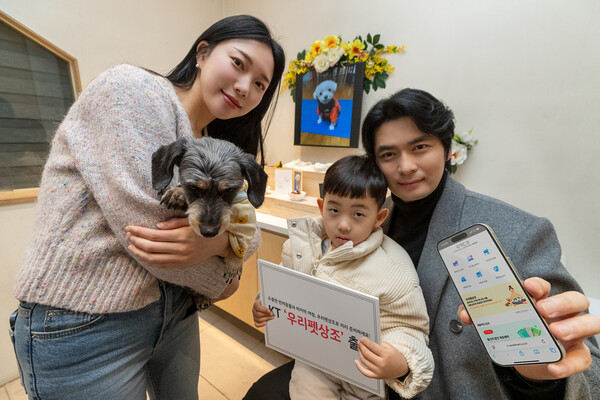 모델들이 KT 제휴상품 ‘우리펫상조’를 소개하고 있다. / KT