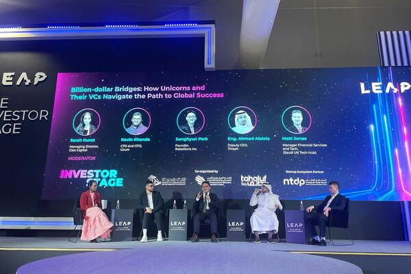 패널 세션에서 발표 중인 박성현 리벨리온 대표(사진 가운데) / 리벨리온