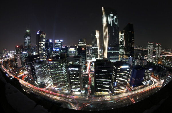 불이 꺼지지 않는 여의도 증권가 / 사진 = 뉴스1