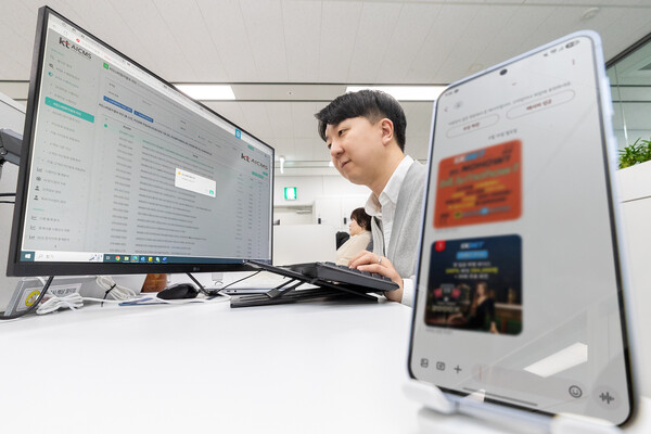 KT 직원이 스팸문자 차단을 위한 시스템을 확인하고 있다. / KT