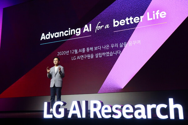 배경훈 LG AI연구원장이 2023년 7월 19일 서울 강서구 마곡 LG 사이언스파크에서 열린 'LG AI 토크 콘서트 2023'에서 발표하고 있다. / LG