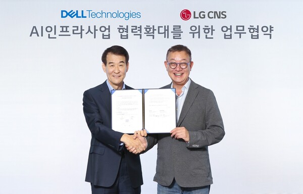 (왼쪽부터) 한국 델 테크놀로지스 김경진 총괄사장과 LG CNS 현신균 대표가 업무협약 체결 후 기념촬영을 하고 있다. / LG CNS