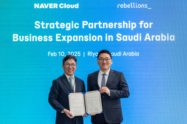 (왼쪽부터) 김유원 네이버클라우드 대표와 박성현 리벨리온 대표가 사우디아라비아 소버린 AI 구축을 위한 MOU를 체결한 뒤 기념촬영하고 있는 모습 / 네이버클라우드