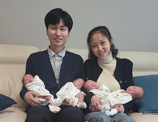 2023년 네 쌍둥이를 출산한 송리원 SK온 PM(왼쪽)과 아내 차지혜 씨. 왼쪽부터 설록, 리지, 록시, 비전. / SK온