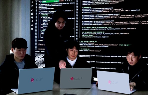 LG유플러스 임직원이 모의해킹 진행 상황에 대한 정보를 공유하고 있다. / LG유플러스