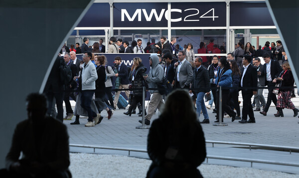 세계 최대 이동통신 전시회 '모바일 월드 콩그레스(MWC) 2024’ 이튿날인 2024년 2월 27일 오전(현지시각) 스페인 바르셀로나 피라 그란 비아 전시장에서 관람객들이 입장하고 있다. / 뉴스1