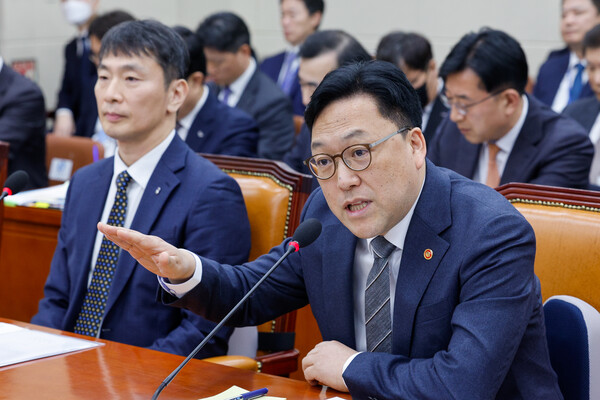 김병환 금융위원장이 18일 서울 여의도 국회에서 열린 정무위원회 제422회국회(임시회) 제1차 전체회의에 출석해 의원 질의에 답하고 있다/뉴스1