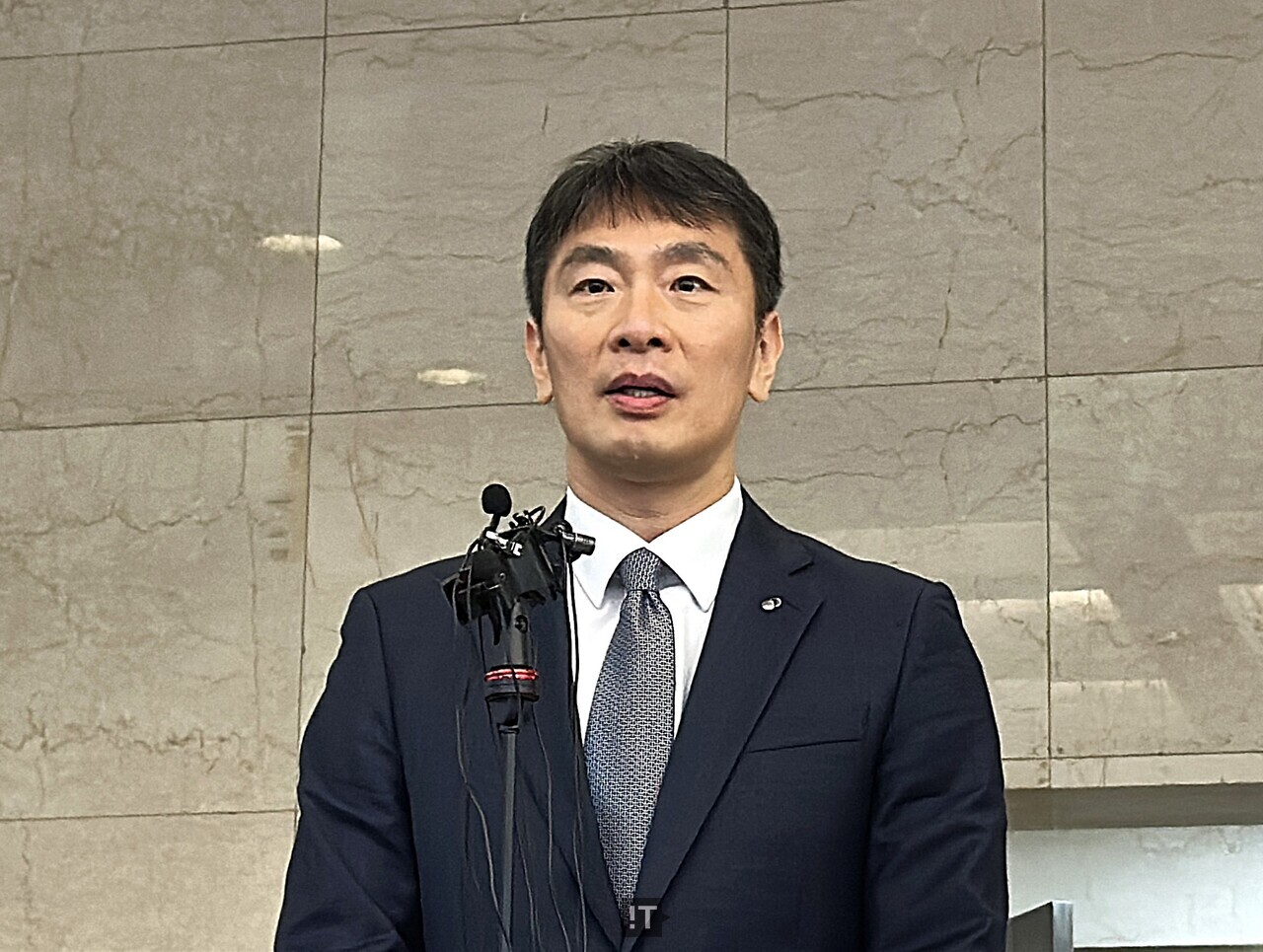 이복현 금융감독원장이 19일 서울 중구 은행회관에서 열린 은행장 간담회 후 취재진을 만나 발언하고 있다. / 김경아 기자