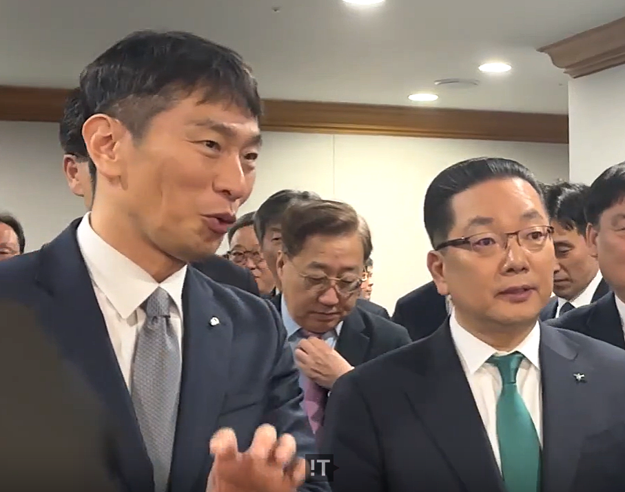 이복현 금감원장(왼쪽)과 이호성 하나은행장이 19일 서울 중구 은행회관에서 열린 은행장 간담회에 참석해 서로 대화를 나누고 있다. / 김경아 기자