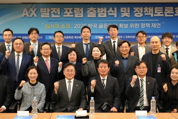 19일 국회에서 열린 ‘2025 한국 골든타임 확보를 위한 정책 제언’ 정책토론회 참석자들이 기념 촬영하고 있다. / 조인철 의원실