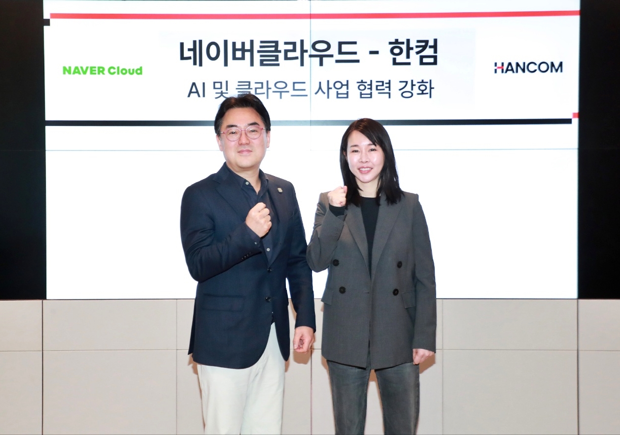 김연수 한컴 대표(오른쪽)와 임태건 네이버클라우드 전무(왼쪽)가 전략적 협력을 논의한 자리에서 기념사진을 촬영하고 있다. / 한글과컴퓨터