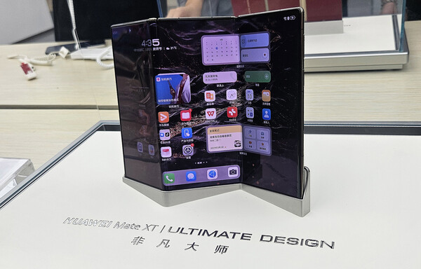 화웨이 트리폴드폰 메이트XT가 10일 오후 베이징 차오양구 대형 쇼핑몰 솔라나에서 공개되고 있다. / 뉴스1
