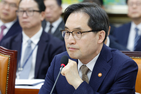 한기정 공정거래위원장이 2월 19일 서울 여의도 국회에서 열린 정무위원회 제422회국회(임시회) 제2차 전체회의에 출석해 의원 질의를 듣고 있다. / 뉴스1