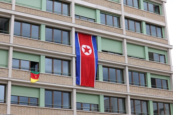 2024년 7월 23일 오후(한국시각) 프랑스 파리 생드니 올림픽 선수촌 미디어데이에서 북한 숙소에 인공기가 걸려있다. / 뉴스1