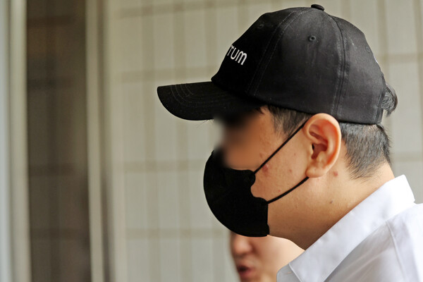 존버킴' 박 모 씨가 17일 오후 서울 양천구 남부지방법원에서 열린 구속전피의자심문(영장실질심사)에 출석하고 있다. / 사진 = 뉴스1