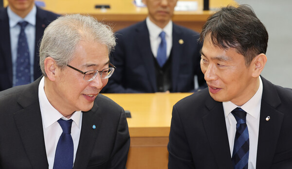 13일 오전 서울 종로구 한국금융연수원에서 열린 사외이사 양성 및 역량 강화를 위한 업무협약식에 이복현 금융감독원장(오른쪽)과 임종룡 우리금융그룹 회장이 대화를 나누고 있다. / 뉴스1