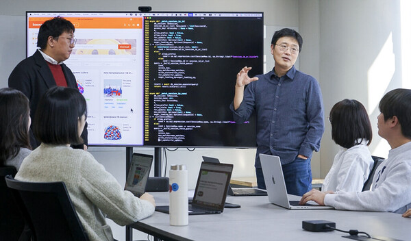 신정규 래블업 대표와 임직원이 MWC 2025 전시 참가 준비를 위해 회의를 하고 있다. / SK텔레콤