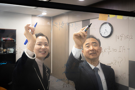 이해민(왼쪽) 국회 과학기술정보방송통신위원회(과방위) 소속 의원(조국혁신당)과 임문영 더불어민주당 디지털특별위원장이 대한민국의 인공지능(AI) 미래를 준비하는 ‘AI 전환 연대회의’에서 말하고 있다. / 이해민 의원실