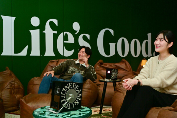 서울 영등포구에 위치한 복합문화공간 그라운드220에 조성된 ‘시네빔 큐브 시네마 with 세이투셰’ 공간에서 '시네빔&칠' 패키지를 활용한 '빔테리어'를 체험하고 있다. / LG전자