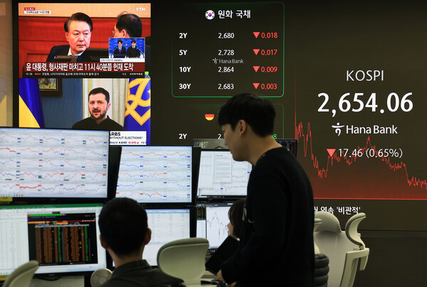 서울 중구 하나은행 본점 딜링룸 전광판에 증시가 표시되고 있다. / 사진 = 뉴스1