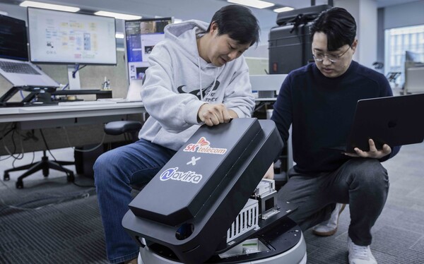 SK텔레콤 구성원들이 건설 현장, 병원, 사무건물 등 다양한 산업 환경에서 정밀한 이동이 가능한 자율주행 기술 'VLAM' 키트를 살피며모바일 월드 콩그레스(MWC) 2025를 준비하고 있다. / SK텔레콤