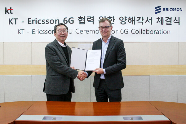 이종식(왼쪽) KT 미래네트워크연구소장 전무와 울프 라이딘(Ulf Rydin)에릭슨 6G&SW 제품 부문장이 기념촬영하고 있다. / KT