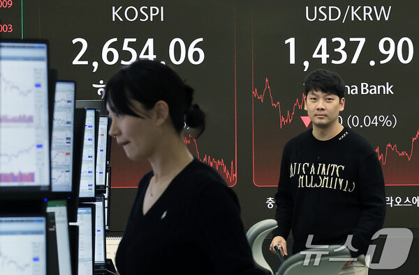 25일 한국거래소에 따르면 이날 오전 10시 34분 기준 코스피 지수는  전날 종가(2645.27) 대비 0.24% 하락한 2638.81에 거래되고 있다. 20일 서울 중구 하나은행 본점 딜링룸 전광판에 증시가 표시되고 있다. 뉴스1