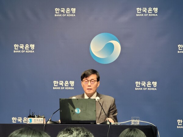 이창용 한국은행 총재가 25일 서울 중구 한은 본관에서 열린 기자간담회에서 질의에 답하고 있다/한재희 기자