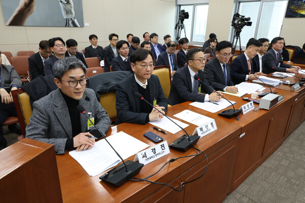 최경진 가천대학교 법학과 교수가 25일 오후 서울 여의도 국회 과학기술정보방송통신위원회 전체회의장에서 열린 인공지능(AI) 현안 공청회에서 발언하고 있다. 왼쪽부터 최경진 교수, 박성진 한국인터넷기업협회장, 이상학 한국통신사업자연합회 부회장, 유상임 과학기술정보통신부 장관, 강도현 과학기술정보통신부 2차관, 배경훈 LG AI연구원장, 장준영 법무법인 세종 변호사. / 뉴스1