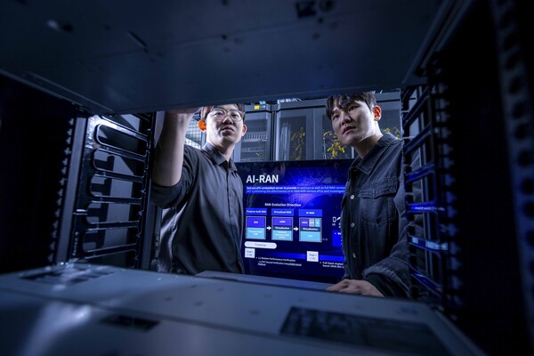 SK텔레콤 직원들이 분당사옥 테스트베드에서 AI 기지국(AI-RAN) 시험 장비를 활용해 연구를 진행하고 있다. / SK텔레콤