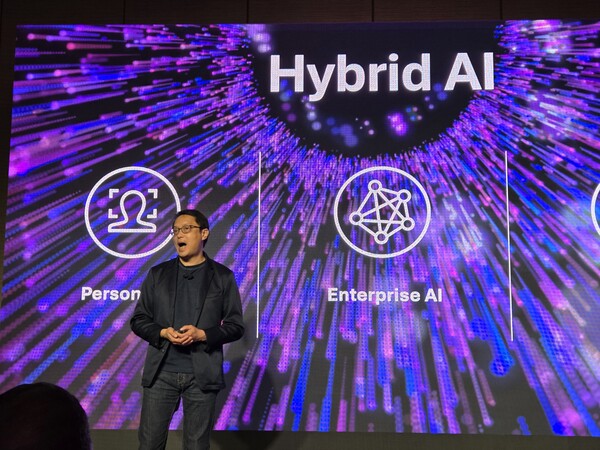 아이반 청 레노버 아시아퍼시픽 부사장은 26일(현지시각) 일본 웨스틴 요코하마에서 열린 '레노버 아우라 AI PC 에디션' 행사에서 자사 AI 전략에 대해 설명하고 있다. / 이선율 기자