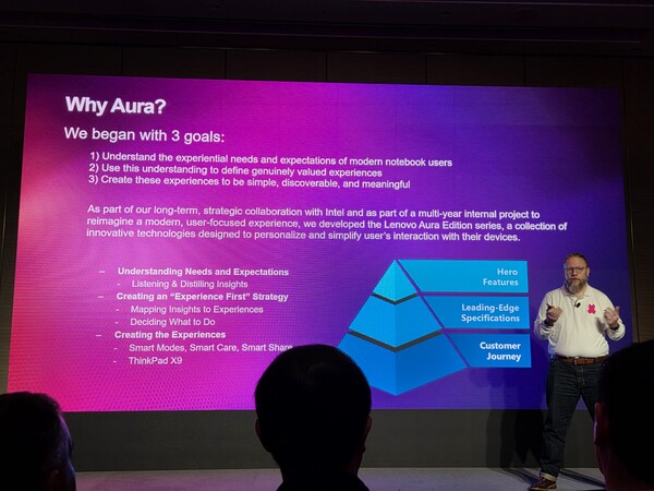 케빈 백 레노버 인텔리전트 디바이스 그룹 시니어 스토리 테크놀로지스트는 26일(현지시각) 일본 웨스틴 요코하마에서 열린 '레노버 아우라 에디션 AI PC' 행사에서 레노버 에디션 AI PC 아우라 에디션의 주요 성능을 설명하고 있다. / 이선율 기자