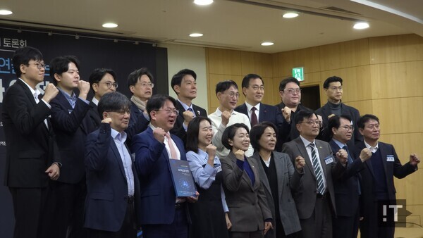 2월 26일 서울 여의도 국회의원회관 제2소회의실에서 열린 AI기본법 현안 논의 토론회 참석자들이 기념사진을 촬영하고 있다. / 변인호 기자