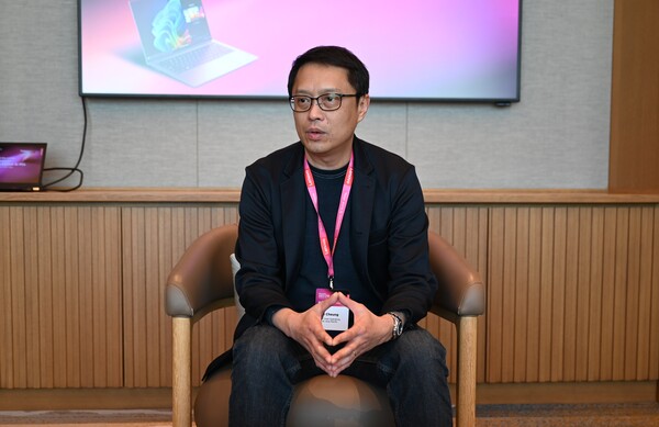 아이반 청 아시아 태평양 담당 부사장 겸 최고운영책임자(COO)는 '레노버 아우라 에디션 AI PC' 행사 후 한국 취재진과 만나 인터뷰하고 있다. / 레노버