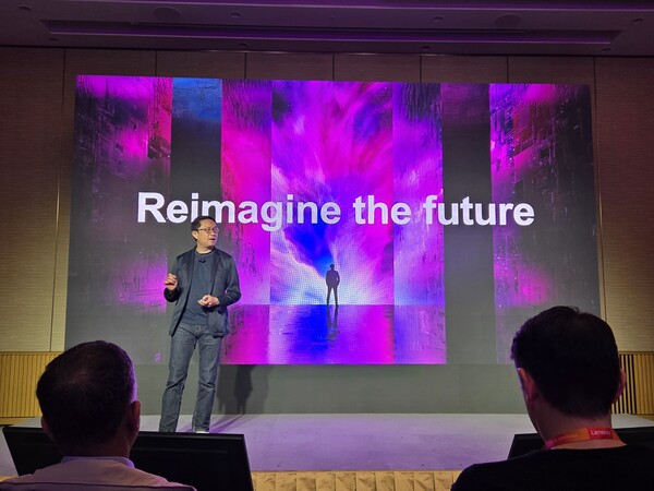 아이반 청 아시아 태평양 담당 부사장 겸 최고운영책임자(COO)는 '레노버 아우라 에디션 AI PC' 행사에서 자사 제품의 우수성에 대해 소개하고 있다. / 이선율 기자