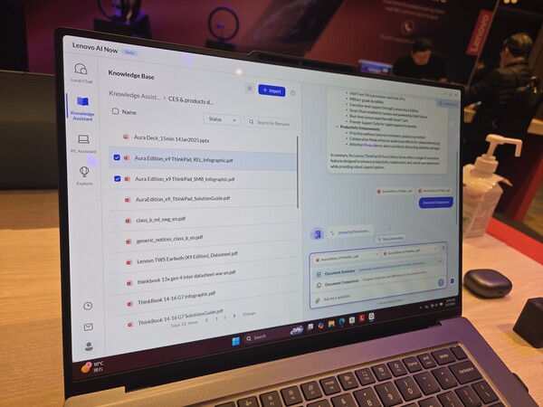 레노버 씽크패드 X9에서 구동한 AI 나우 기능을 구동해 파일을 요약해봤다.  '레노버 AI 나우'는 레노버가 자체 개발한 프리미엄 온디바이스AI 비서다. AI 나우는 3초만에 문서 요약부터, 2개 문서간 공통점과 차이점을 비교하는 등 똑똑하게 일처리를 해냈다. / 이선율 기자