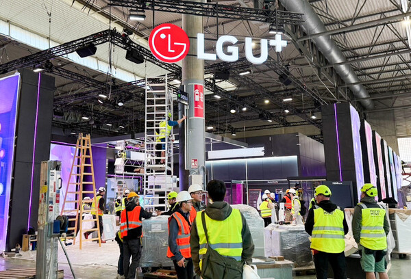 LG유플러스 직원들이 스페인 바르셀로나 현지에서 ‘모바일 월드 콩그레스(MWC) 2025’ 전시관 완성을 위해 일하고 있다. / LG유플러스
